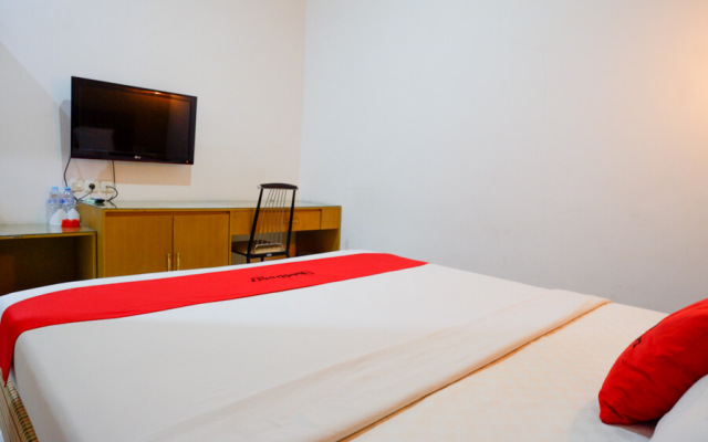 RedDoorz near Monumen Habibi Ainun