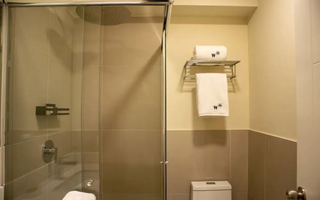 w Striking 1BR w Perfect Balcony Near Kennedy Park