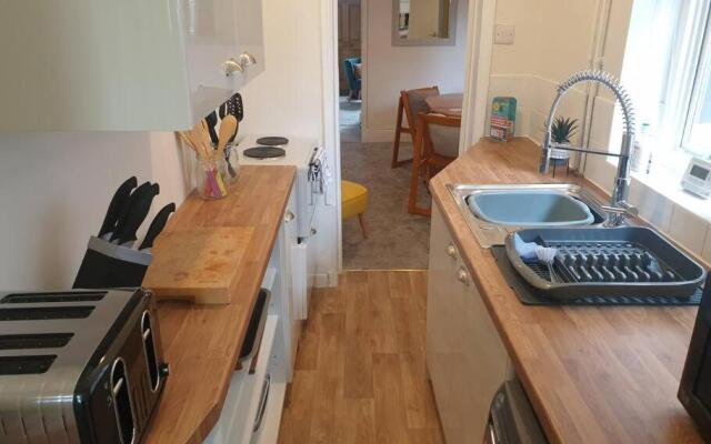 Cosy 2 Bedroom City House with 2 Bathrooms