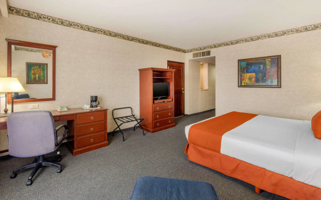 Quality Inn Monterrey La Fe