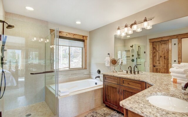 Mountain View Lodge 4 Bedroom Home by RedAwning