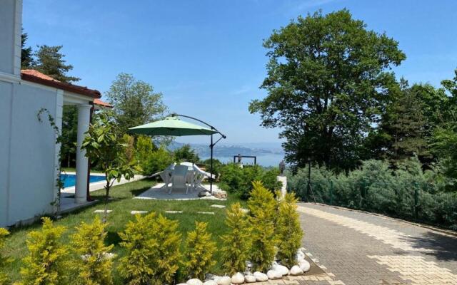 Sapancada Göl Manzarali Özel Havuzlu 3+1 Vi̇lla