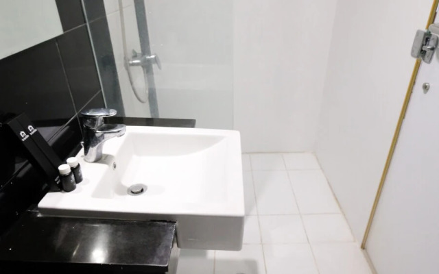 Comfy And Tidy Studio At The Square Apartment