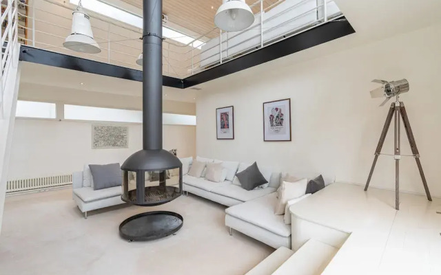 JOIVY Stunning 5-Bed Boathouse On The River Thames