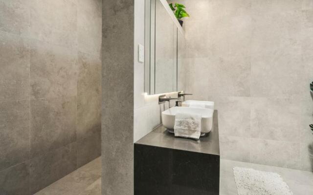 Tranquility Waters - Whangaparaoa Holiday Home