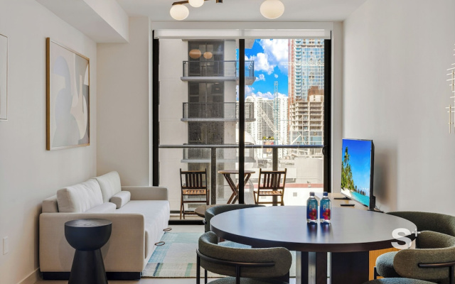 Modern and Cozy 1-BD- Rooftop pool & Gym