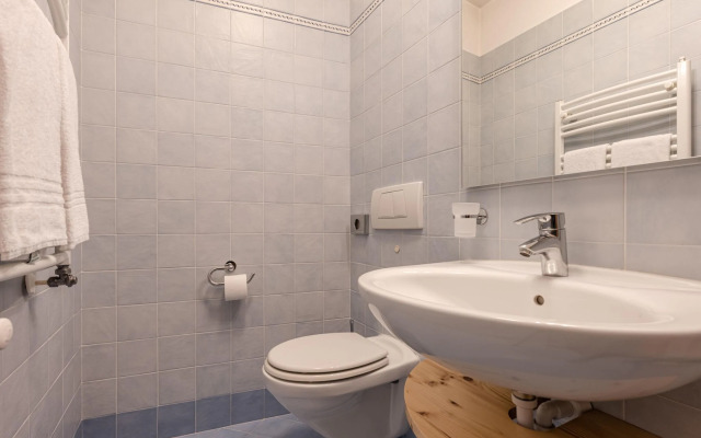 Hilltop apartment in Commezzadura with garden