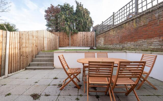Modern 4 Bedroom House 03 With Parking in Farnham