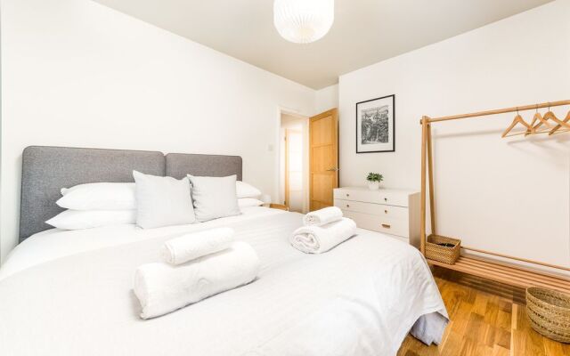 Sensational Southfields Home by King George's Park