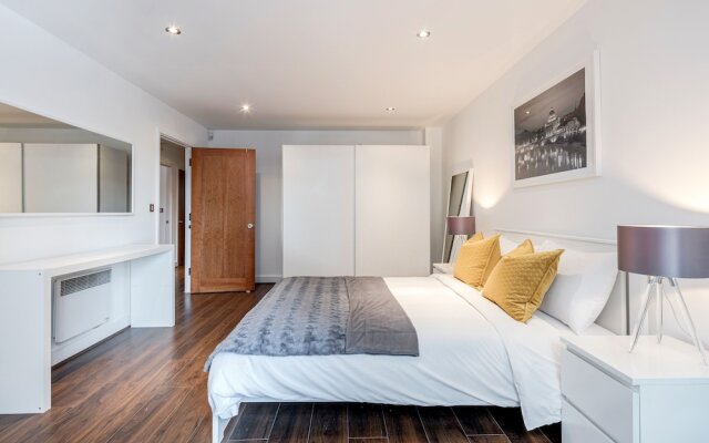 Royal Docks Guesthouse by LUXHABITAT