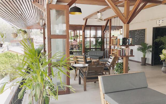 The Reef Hotel & Studios