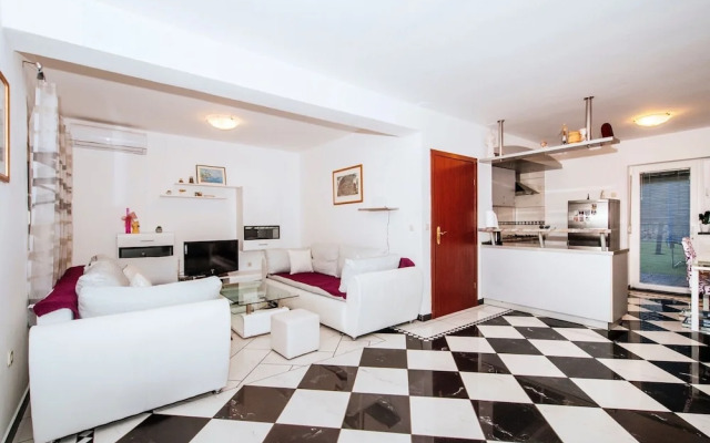 Holiday Home in Jasenice With Garden