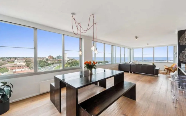 St Kilda Penthouse with Panaromic Bay and City View