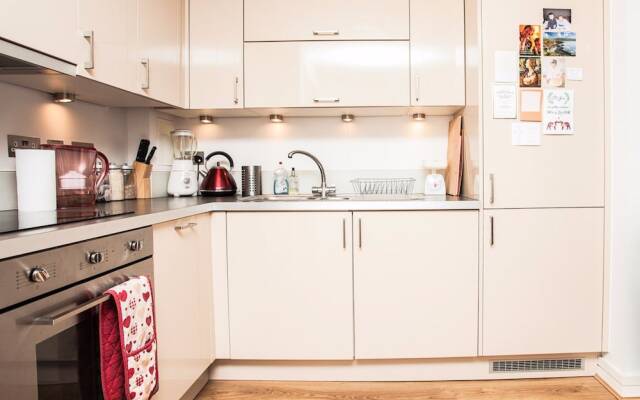 Lovely 1 Bedroom Apartment On the Canal