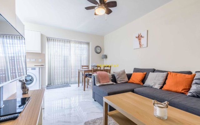 2 BED Modern apartment. Close to station & PARKING
