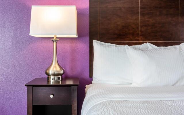 La Quinta Inn & Suites by Wyndham Columbus TX