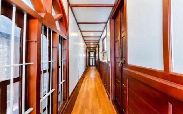 OYO 25089 Gold River Indraprastha Houseboat