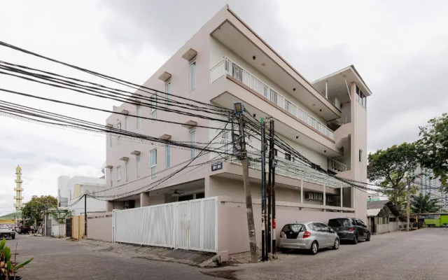 RedDoorz near Taman Palem