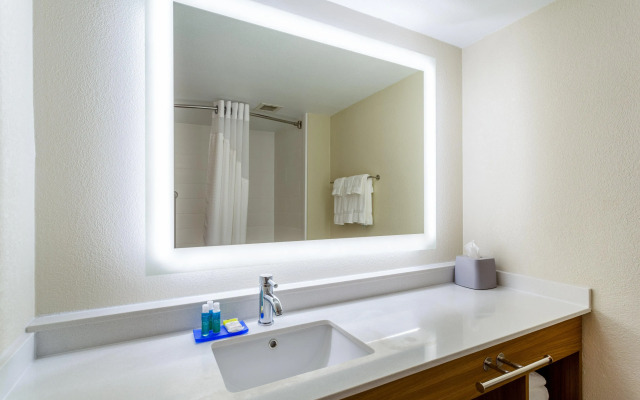 Holiday Inn Express & Suites Cedar Falls - Waterloo by IHG