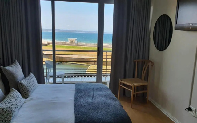 Accommodation Front - Gorgeous 4 Sleeper Beachfront Apartment