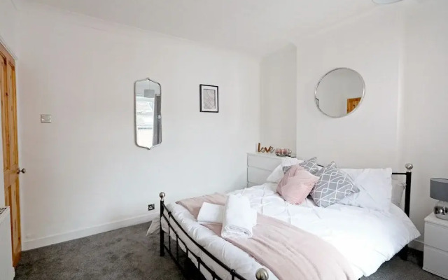 2 Bedroom City Centre House - Guest Homes!