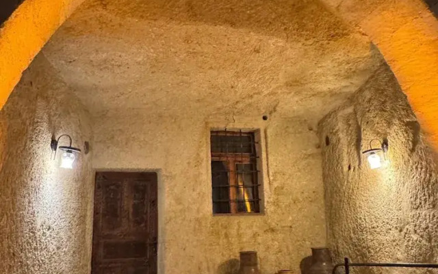 Colina Stone House