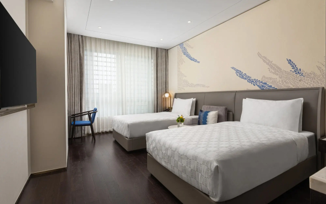 HUALUXE Shanghai Changfeng Park by IHG