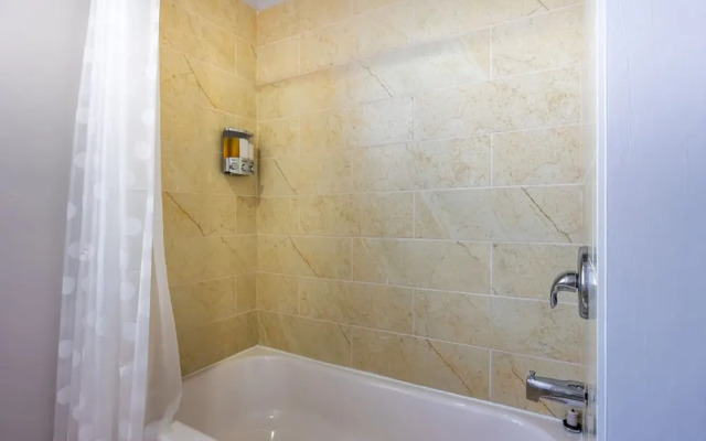 Modern 1BR Getaway Walk to Niagara Falls