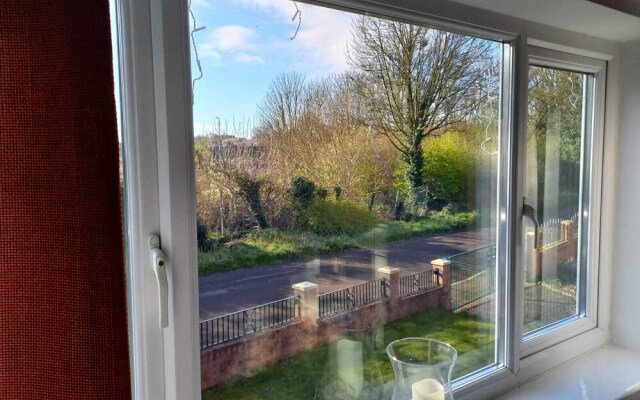 Charming Wentworth Lodge With Countryside Views