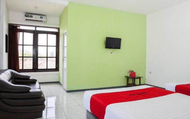 RedDoorz Plus near Songgoriti Temple