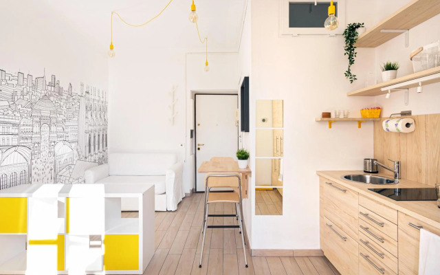 A Yellow Touch - Modern Studio in Isola Milano