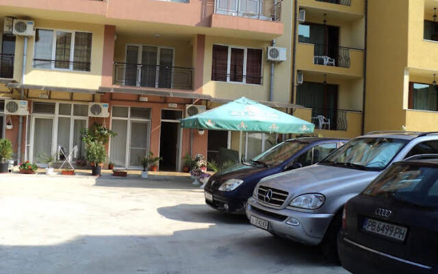 Meni Apartments And Guest Rooms