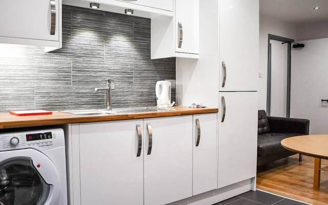 Modern and Bright 1 Bedroom Apartment