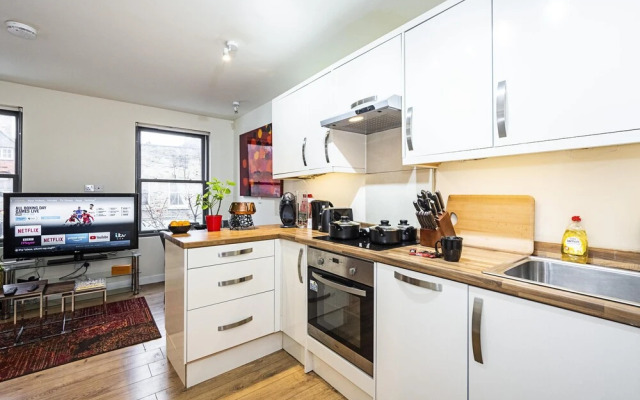 Incredible Light Filled Studio Apartment + Free Parking Sleeps 4