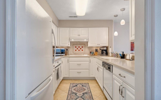 Lake Vibes - Pet Friendly Lakefront Condo!