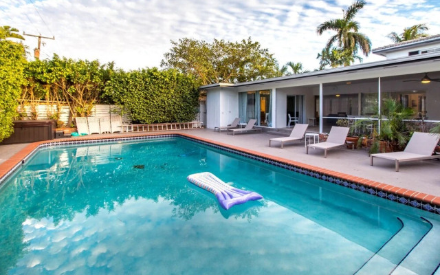 Chateau Hollywood Luxury Home & Pool near Hollywood Broadwalk