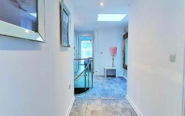 Sidemerseylivingscouk 5BR 3BA Penthouse w Parking in L1