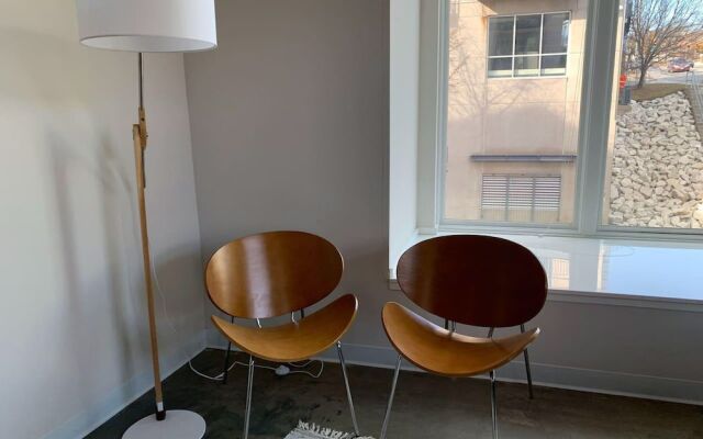 Modern 2 Bedroom on Riverfront w Parking