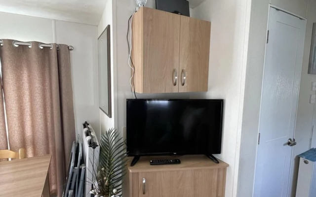 Impeccable 4-bed Caravan in Clacton-on-sea