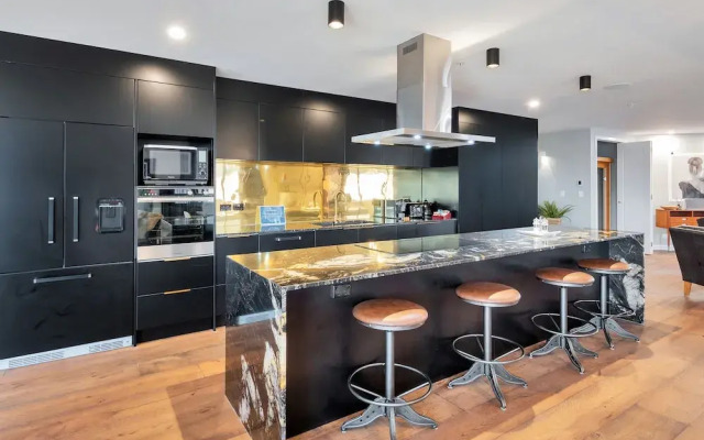 Luxe In The City w Two Car Parks