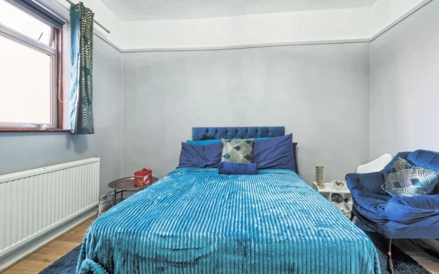 Stunning Riverside 1-bed Apartment in North London