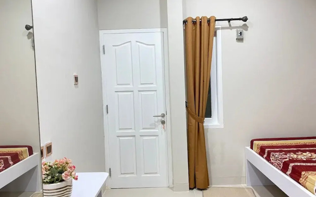 Guesthouse Putri Griya Fikarda by ZUZU