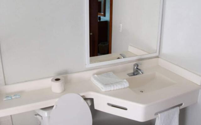 HI Huasteca Inn Hotel