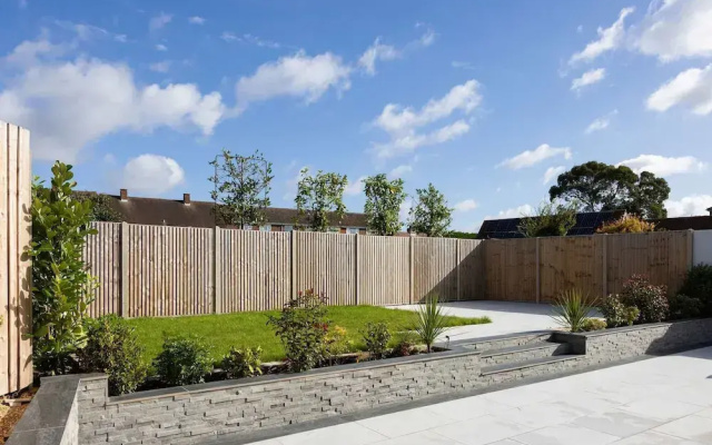 Modern 5-bedroom Retreat Nr Coast