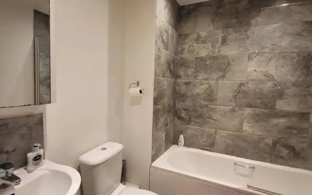 Lovely 4 Bedroom Home With Private Parking