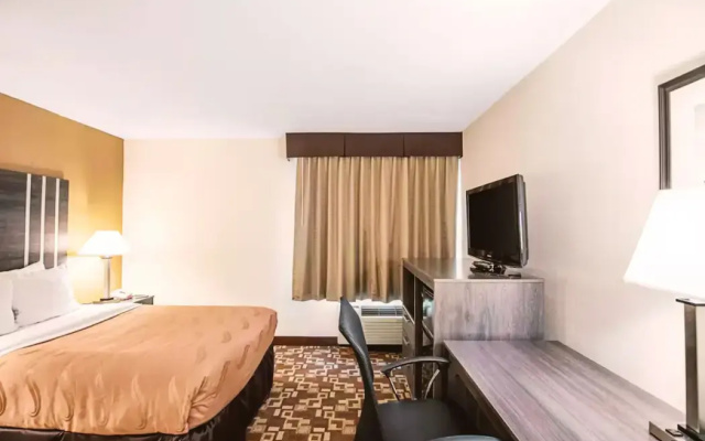Norwood Inn & Suites Milwaukee