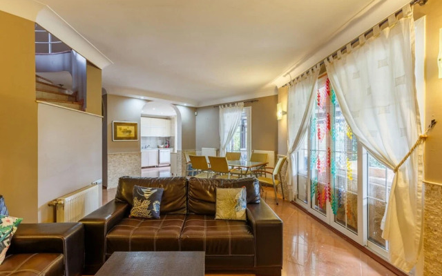 Charming Villa With Pool and Garden in Gebze