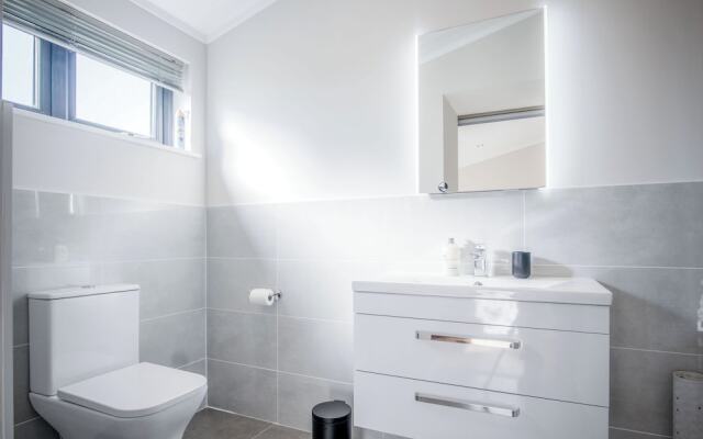 Swanlake Lodge - 3 Bedroom Holiday Home - Penally