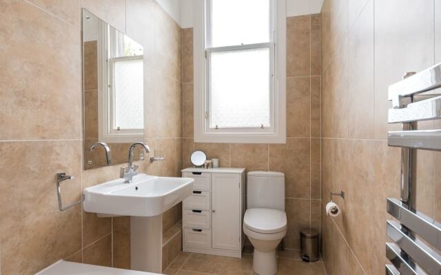 Sleek and Modern 2BR Home Near City Centre