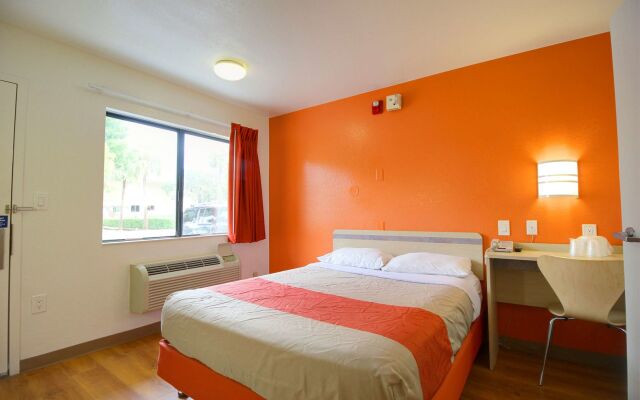 Motel 6 Lantana, FL